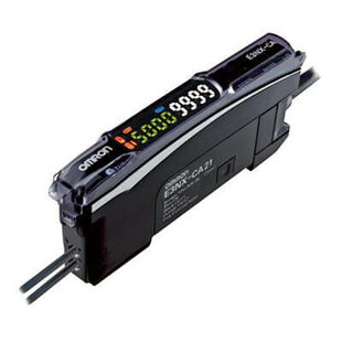 Amplificateur à fibre optique de la série E3NX-CA, tension d'alimentation = 10-30VDC, double affichage numérique, LED lumière rouge modèle, (2x sorties API), connexion pour unité de communication de capteur